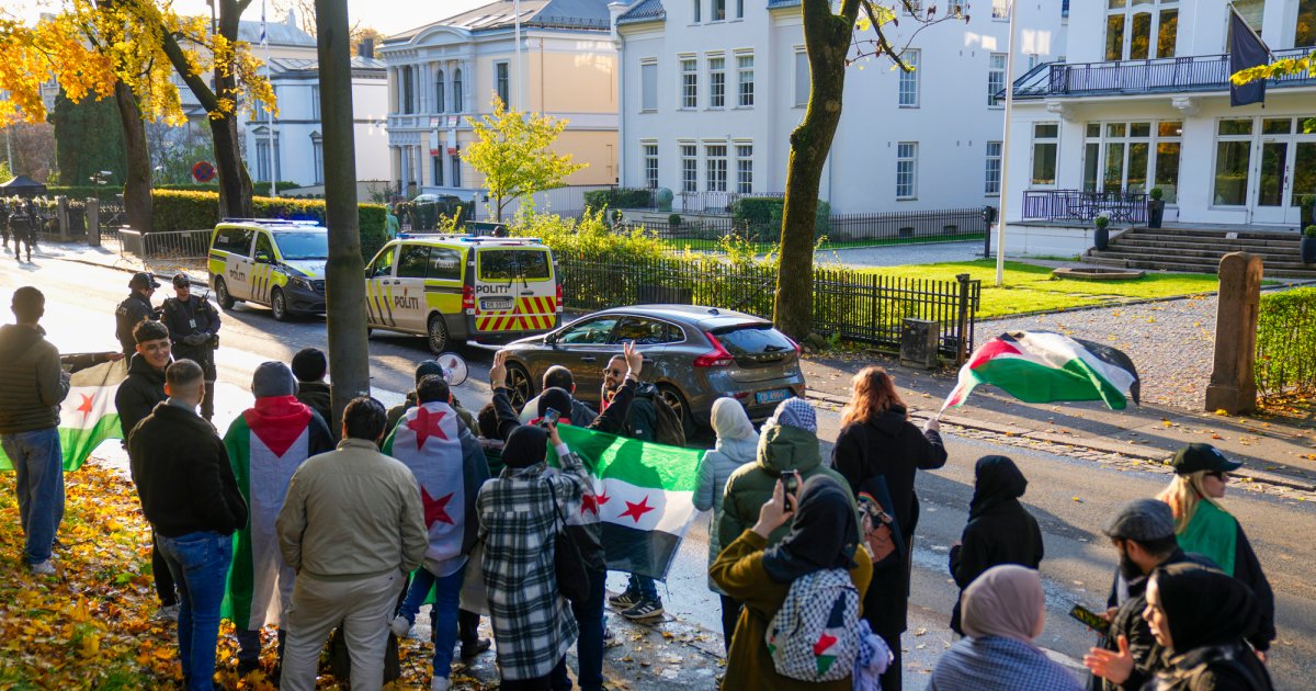 Kvinne slo politibetjent under Israel-demo – frikjent fordi hun ble satt i arrest