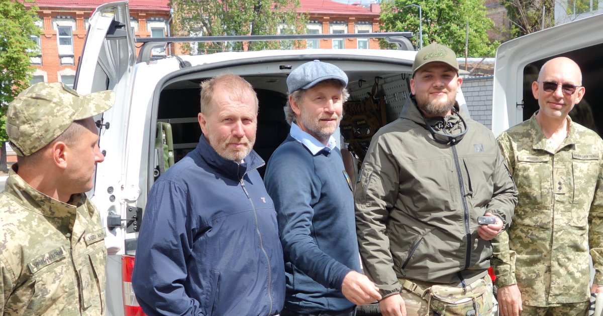Statsadvokatene kjørte ambulansen til Kyiv og overleverte til det ukrainske forsvaret