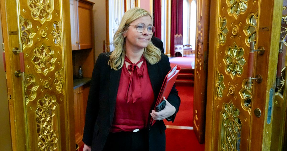 Statsråd reagerer på at advokater jobber mye