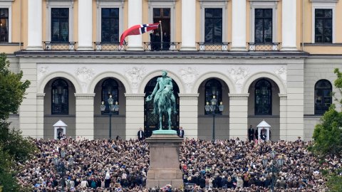 Gravferden er over – nå heises flagget for kong Haakon