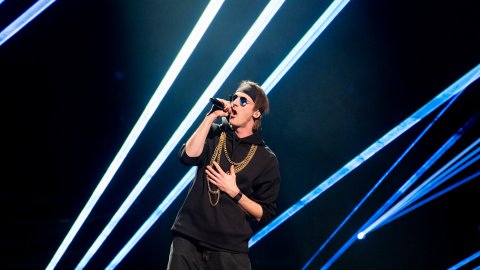 Kvinne med psykotisk forelskelse i popartist slipper å betale lånet sitt