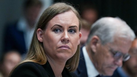 Barneministeren om aldersgrenseloven: – Denne modellen gir et mer realistisk håndhevingsregime