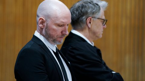 Breiviks rettssak utsettes på grunn av privat relasjon mellom aktører