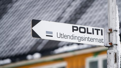 Vil gi avslåtte asylsøkere rett til å ta med advokat ved tvungen fremstilling om identitet