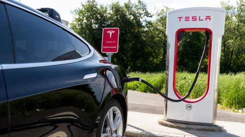 Misfornøyde bileiere vant pilotsak mot Tesla – tusener kan ha krav