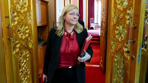 Statsråd reagerer på at advokater jobber mye